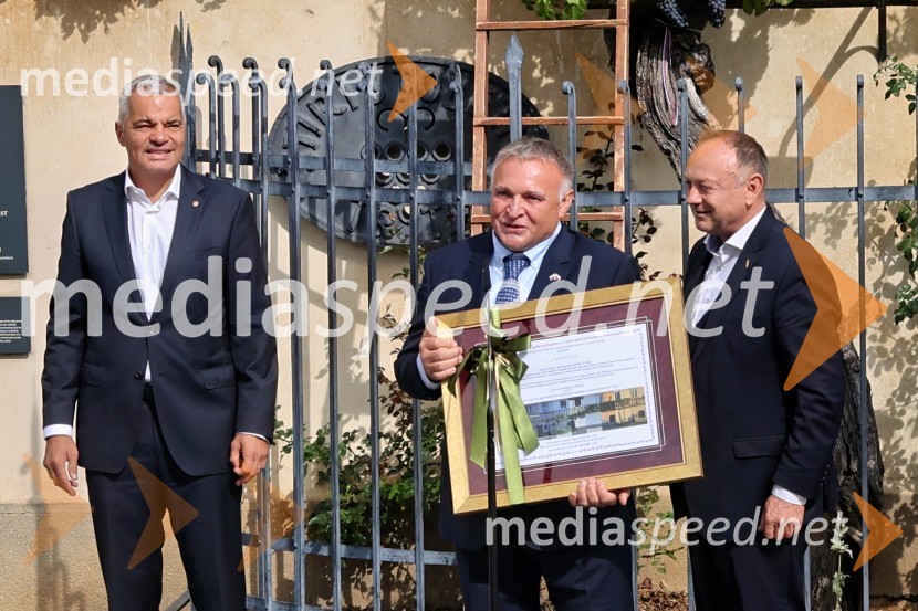  Aleksander Saša Arsenovič, župan, Mestna občina Maribor;  Ivo Velišek, direktor uprave, Praški grad;  Stane Kocutar, mestni viničar, skrbnik Stare trte, novinar Radia Maribor, zgodovinarSvečana trgatev najstarejše trte 2025 in razglasitev vinske kraljice