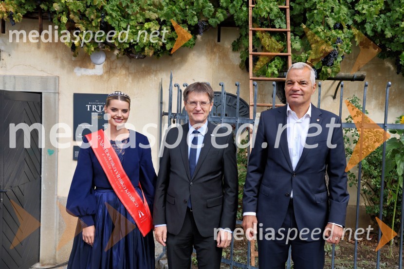  Maruša Mukenauer, Vina Mukenauer, Mariborska vinska kraljica 2023 - 2025; prof. dr. Zdravko Kačič, rektor Univerze v Mariboru;  Aleksander Saša Arsenovič, župan, Mestna občina MariborSvečana trgatev najstarejše trte 2025 in razglasitev vinske kraljice