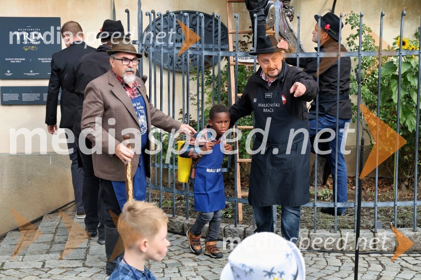  Alojz  Jenuš - Slavek, outar in brač iz Malečnika;  ... ;  ... ;  ... Svečana trgatev najstarejše trte 2025 in razglasitev vinske kraljice