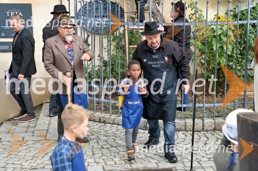  Alojz  Jenuš - Slavek, outar in brač iz Malečnika;  ... ;  ... Svečana trgatev najstarejše trte 2025 in razglasitev vinske kraljice