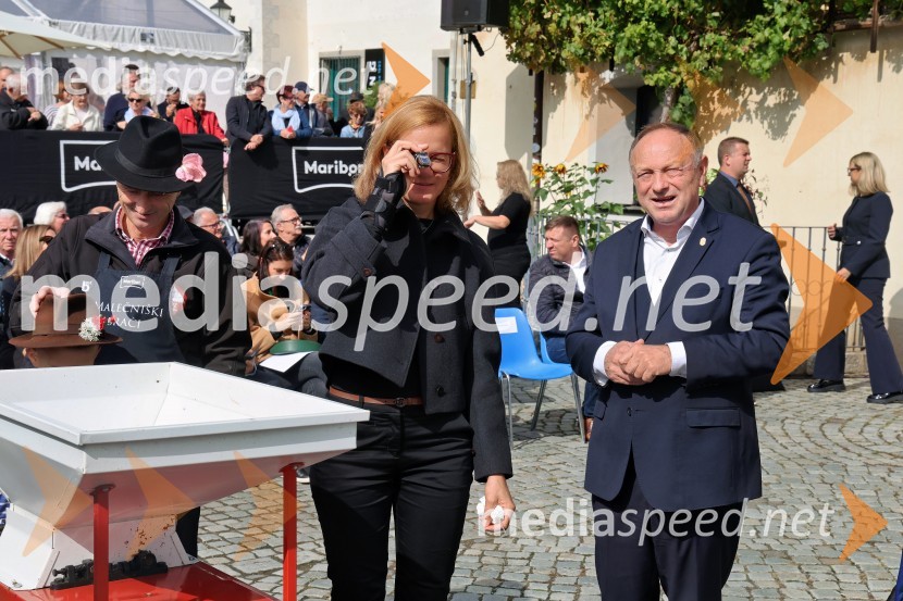  Simona Hauptman, KGZS Maribor;  Stane Kocutar, mestni viničar, skrbnik Stare trte, novinar Radia Maribor, zgodovinarSvečana trgatev najstarejše trte 2025 in razglasitev vinske kraljice