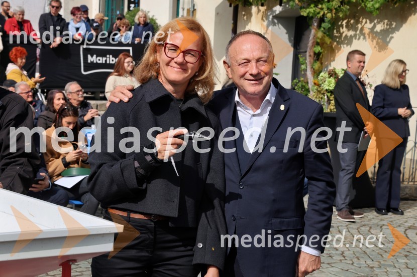  Simona Hauptman, KGZS Maribor;  Stane Kocutar, mestni viničar, skrbnik Stare trte, novinar Radia Maribor, zgodovinarSvečana trgatev najstarejše trte 2025 in razglasitev vinske kraljice