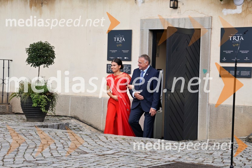  Natalija Ploj, Mariborska vinska kraljica 2025;  Ivo Velišek, direktor uprave, Praški gradSvečana trgatev najstarejše trte 2025 in razglasitev vinske kraljice