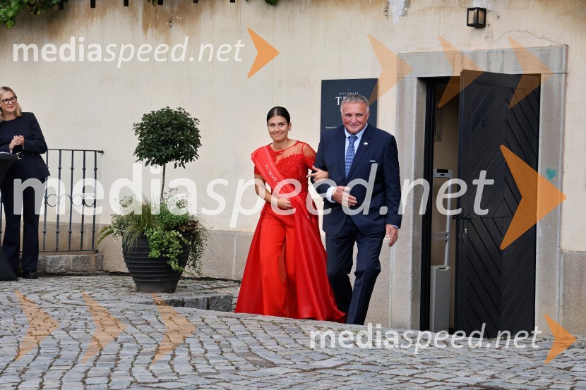  Natalija Ploj, Mariborska vinska kraljica 2025;  Ivo Velišek, direktor uprave, Praški gradSvečana trgatev najstarejše trte 2025 in razglasitev vinske kraljice