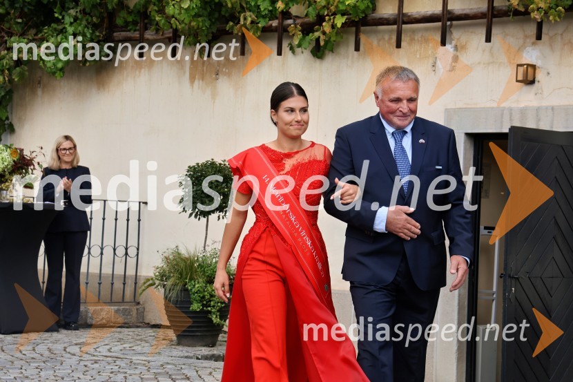  Natalija Ploj, Mariborska vinska kraljica 2025;  Ivo Velišek, direktor uprave, Praški gradSvečana trgatev najstarejše trte 2025 in razglasitev vinske kraljice