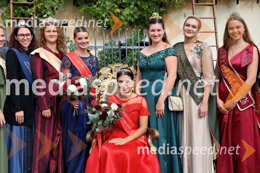  ... ;  ... ;  Maruša Mukenauer, Vina Mukenauer, Mariborska vinska kraljica 2023 - 2025;  Natalija Ploj, Mariborska vinska kraljica 2025;  Nina  Polanec, 28. Vinska kraljica Slovenije 2025;  ... ;  ... Svečana trgatev najstarejše trte 2025 in razglasitev vinske kraljice