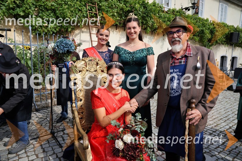  Maruša Mukenauer, Vina Mukenauer, Mariborska vinska kraljica 2023 - 2025;  Natalija Ploj, Mariborska vinska kraljica 2025;  ... ;  ... Svečana trgatev najstarejše trte 2025 in razglasitev vinske kraljice