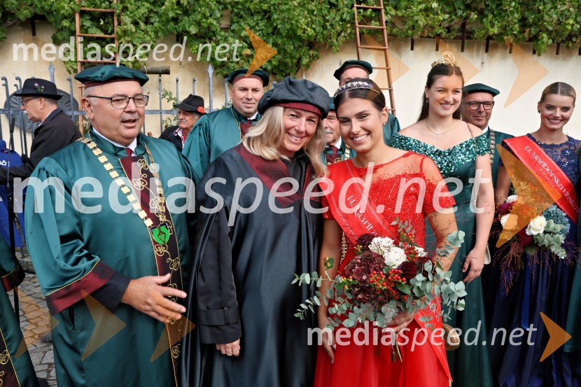  ... ;  ... ;  Mihaela Krsnik Kopše,  Hiša vina Doppler, Štajerska Slovenija;  Natalija Ploj, Mariborska vinska kraljica 2025;  ... ;  ... ;  Maruša Mukenauer, Vina Mukenauer, Mariborska vinska kraljica 2023 - 2025Svečana trgatev najstarejše trte 2025 in razglasitev vinske kraljice