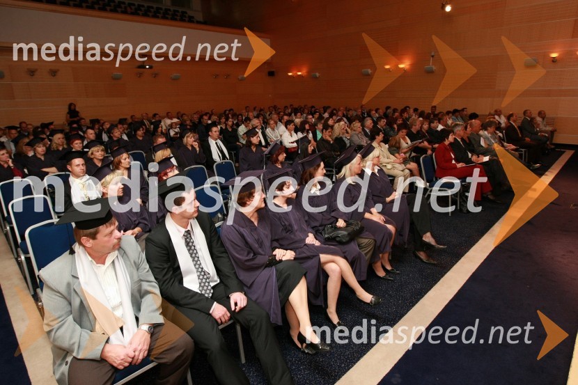 Diplomanti VSŠ Academia in gosti15. obletnica poslovnega sistema Academia in svečana podelitev diplom Višje strokovne šole Academia