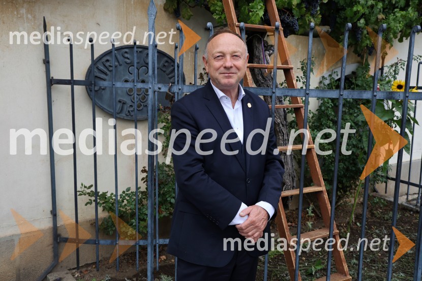  Stane Kocutar, mestni viničar, skrbnik Stare trte, novinar Radia Maribor, zgodovinarSvečana trgatev najstarejše trte 2025 in razglasitev vinske kraljice