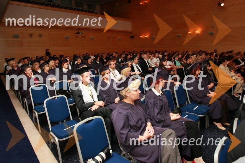 Diplomanti VSŠ Academia in gosti15. obletnica poslovnega sistema Academia in svečana podelitev diplom Višje strokovne šole Academia