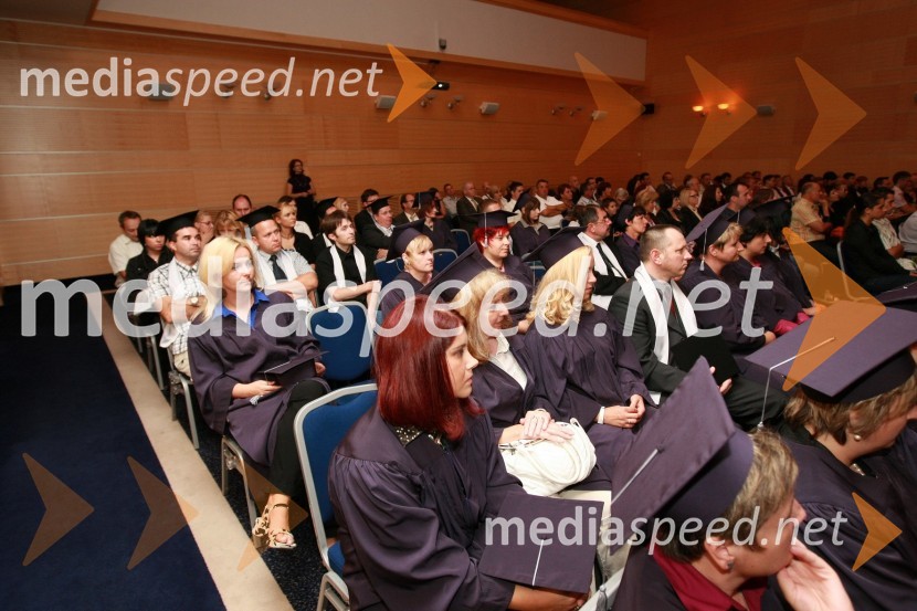 Diplomanti VSŠ Academia in gosti15. obletnica poslovnega sistema Academia in svečana podelitev diplom Višje strokovne šole Academia