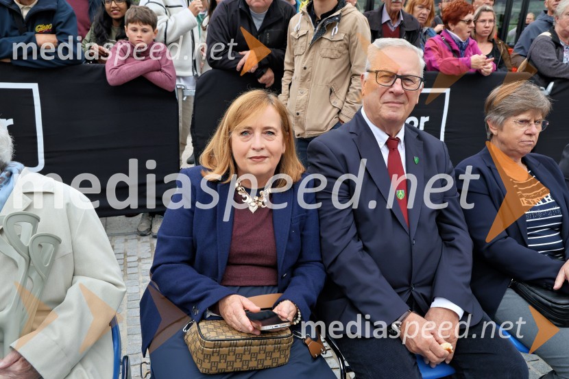  Bojana Razdevšek;  Milan Razdevšek, nekdanji direktor Zavoda za turizem MariborSvečana trgatev najstarejše trte 2025 in razglasitev vinske kraljice