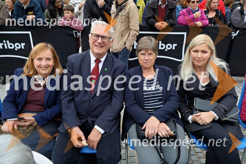  Bojana Razdevšek;  Milan Razdevšek, nekdanji direktor Zavoda za turizem Maribor;  ... ;  ... Svečana trgatev najstarejše trte 2025 in razglasitev vinske kraljice