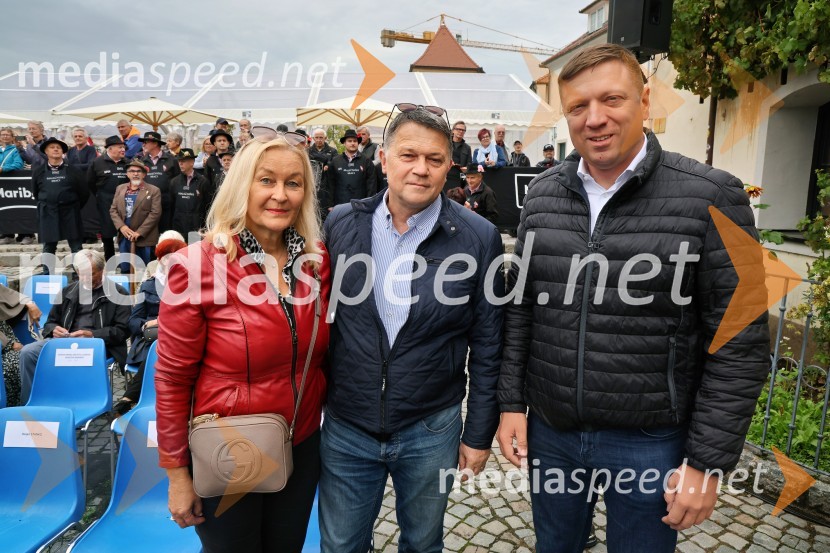  Barbara Bratina;  Aljaž  Bratina, mestni svetnik MO Maribor; mag. Andrej Rajh, državni sekretar, Ministrstvo za infrastrukturoSvečana trgatev najstarejše trte 2025 in razglasitev vinske kraljice