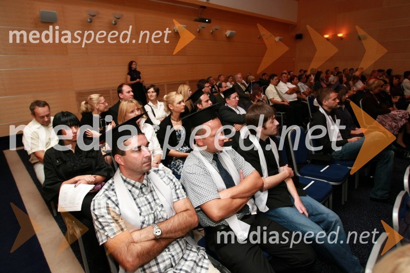 Diplomanti VSŠ Academia in gosti15. obletnica poslovnega sistema Academia in svečana podelitev diplom Višje strokovne šole Academia