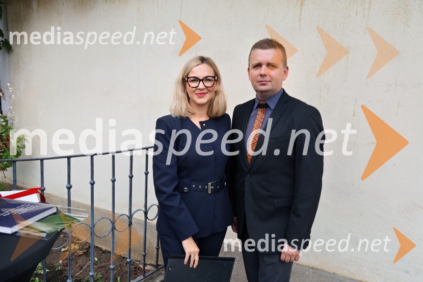  Doroteja Mauko, Zavod za turizem Maribor;  Robert Levstek, koordinator, občina DuplekSvečana trgatev najstarejše trte 2025 in razglasitev vinske kraljice