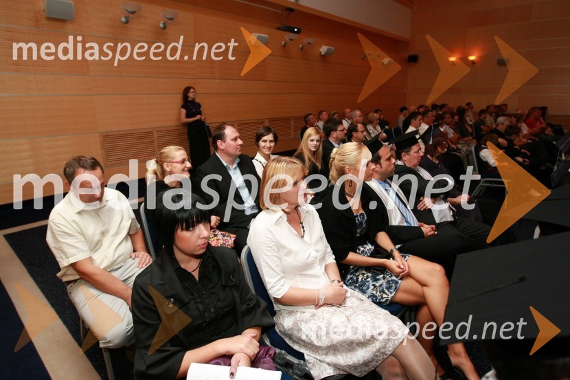 Diplomanti VSŠ Academia in gosti15. obletnica poslovnega sistema Academia in svečana podelitev diplom Višje strokovne šole Academia