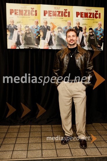  Žan Serčič, glasbenikPenziči, medijska premiera predstave Vida Valiča