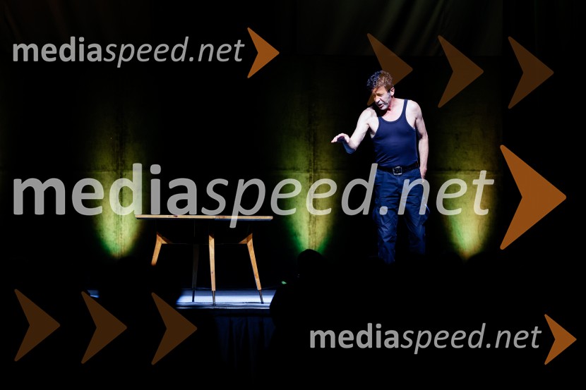  Franci Kek, slovenski režiser, producent, igralec, politik Penziči, medijska premiera predstave Vida Valiča