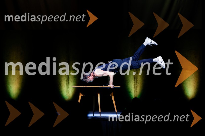  Franci Kek, slovenski režiser, producent, igralec, politik Penziči, medijska premiera predstave Vida Valiča