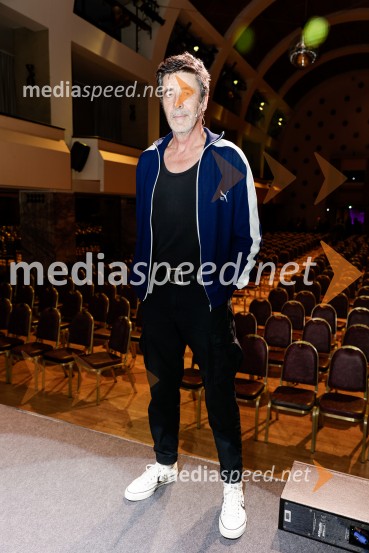  Franci Kek, slovenski režiser, producent, igralec, politik Penziči, medijska premiera predstave Vida Valiča