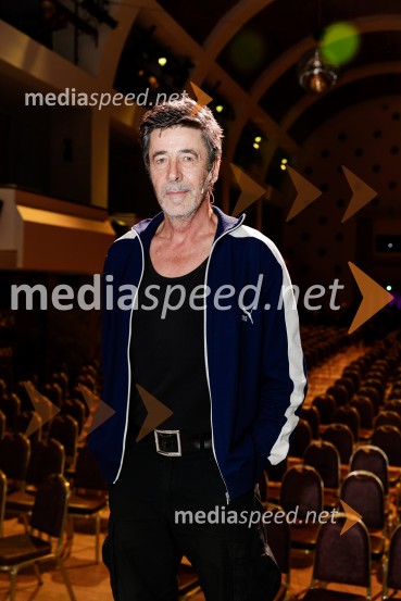  Franci Kek, slovenski režiser, producent, igralec, politik Penziči, medijska premiera predstave Vida Valiča