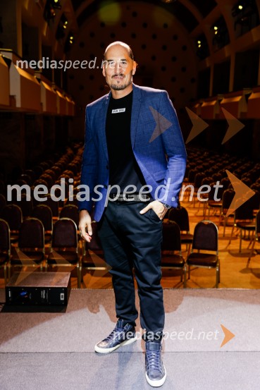  Vid  Valič, stand-up komik, voditeljPenziči, medijska premiera predstave Vida Valiča