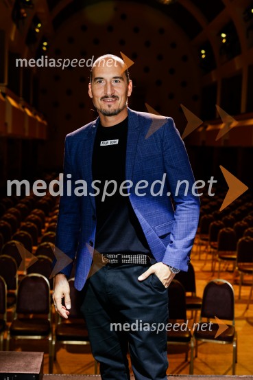  Vid  Valič, stand-up komik, voditeljPenziči, medijska premiera predstave Vida Valiča