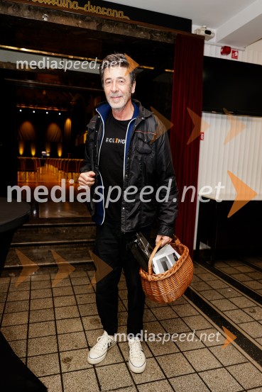  Franci Kek, slovenski režiser, producent, igralec, politik Penziči, medijska premiera predstave Vida Valiča