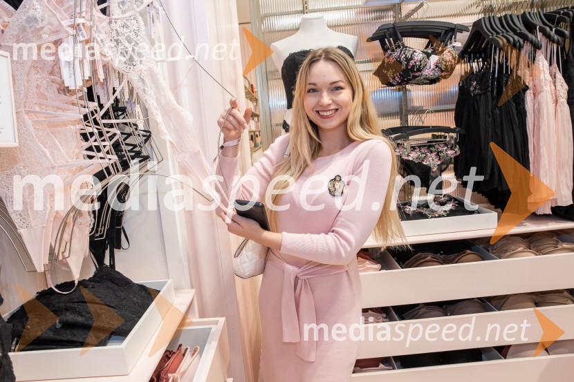  Laura Unuk, mladinska svetovna prvakinja v šahuVictoria's Secret odprla svojo prvo trgovino v Sloveniji