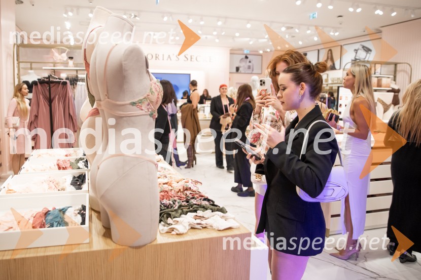  Jutra Zorc, manekenkaVictoria's Secret odprla svojo prvo trgovino v Sloveniji