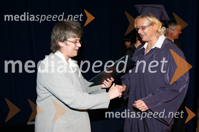 Mag. Mirjana Ivanuša-Bezjak, ravnateljica VSŠ Academia in diplomantka VSŠ Academia15. obletnica poslovnega sistema Academia in svečana podelitev diplom Višje strokovne šole Academia