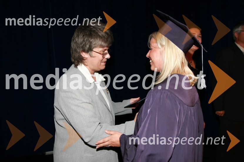 Mag. Mirjana Ivanuša-Bezjak, ravnateljica VSŠ Academia in diplomantka VSŠ Academia15. obletnica poslovnega sistema Academia in svečana podelitev diplom Višje strokovne šole Academia