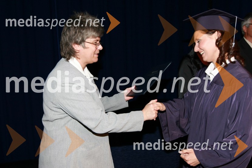 Mag. Mirjana Ivanuša-Bezjak, ravnateljica VSŠ Academia in diplomantka VSŠ Academia15. obletnica poslovnega sistema Academia in svečana podelitev diplom Višje strokovne šole Academia