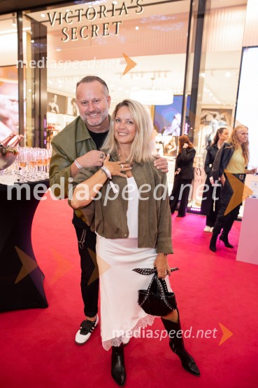  Miran Miki Vlahovič, glasbenik;  Petra VlahovićVictoria's Secret odprla svojo prvo trgovino v Sloveniji