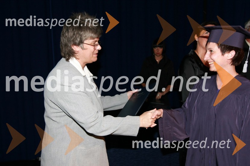 Mag. Mirjana Ivanuša-Bezjak, ravnateljica VSŠ Academia in diplomantka VSŠ Academia15. obletnica poslovnega sistema Academia in svečana podelitev diplom Višje strokovne šole Academia