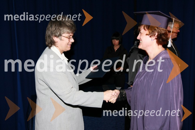 Mag. Mirjana Ivanuša-Bezjak, ravnateljica VSŠ Academia in diplomantka VSŠ Academia15. obletnica poslovnega sistema Academia in svečana podelitev diplom Višje strokovne šole Academia