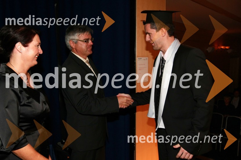 Mag. Majda Kralj, direktorica poslovnega sistema Academia, mag. Samo Hribar Milič, generalni direktor GZS in diplomant VSŠ Academia15. obletnica poslovnega sistema Academia in svečana podelitev diplom Višje strokovne šole Academia