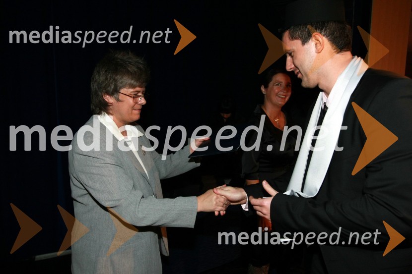 Mag. Mirjana Ivanuša-Bezjak, ravnateljica VSŠ Academia in diplomant VSŠ Academia15. obletnica poslovnega sistema Academia in svečana podelitev diplom Višje strokovne šole Academia