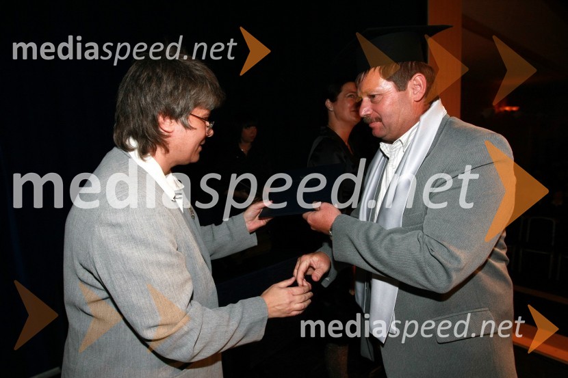 Mag. Mirjana Ivanuša-Bezjak, ravnateljica VSŠ Academia in diplomant VSŠ Academia15. obletnica poslovnega sistema Academia in svečana podelitev diplom Višje strokovne šole Academia