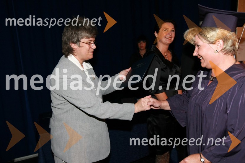 Mag. Mirjana Ivanuša-Bezjak, ravnateljica VSŠ Academia in diplomantka VSŠ Academia15. obletnica poslovnega sistema Academia in svečana podelitev diplom Višje strokovne šole Academia