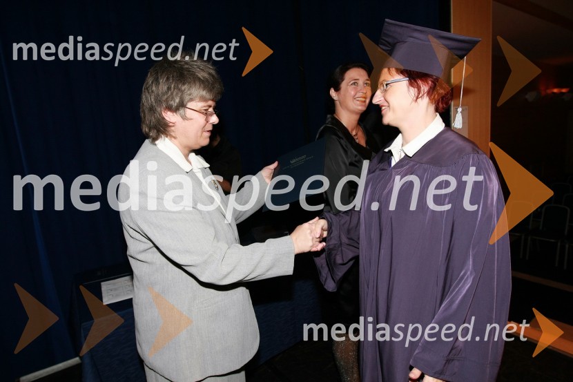 Mag. Mirjana Ivanuša-Bezjak, ravnateljica VSŠ Academia in diplomantka VSŠ Academia15. obletnica poslovnega sistema Academia in svečana podelitev diplom Višje strokovne šole Academia