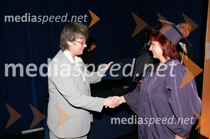 Mag. Mirjana Ivanuša-Bezjak, ravnateljica VSŠ Academia in diplomantka VSŠ Academia15. obletnica poslovnega sistema Academia in svečana podelitev diplom Višje strokovne šole Academia