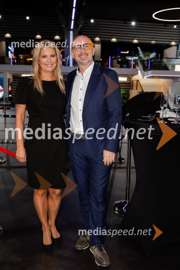  Bernarda Žarn, voditeljica;  Anže Bašelj, voditeljTakšno je življenje, predpremiera nadaljevanke