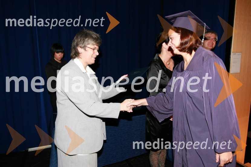 Mag. Mirjana Ivanuša-Bezjak, ravnateljica VSŠ Academia in diplomantka VSŠ Academia15. obletnica poslovnega sistema Academia in svečana podelitev diplom Višje strokovne šole Academia