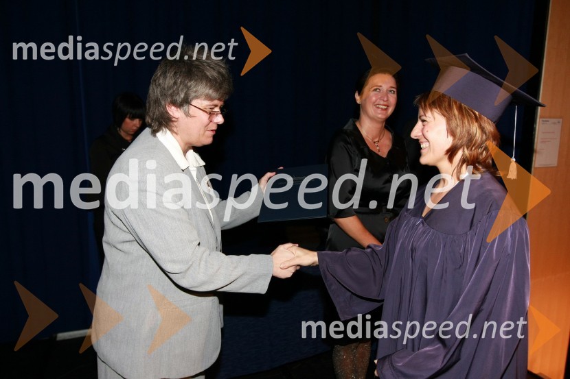 Mag. Mirjana Ivanuša-Bezjak, ravnateljica VSŠ Academia in diplomantka VSŠ Academia15. obletnica poslovnega sistema Academia in svečana podelitev diplom Višje strokovne šole Academia