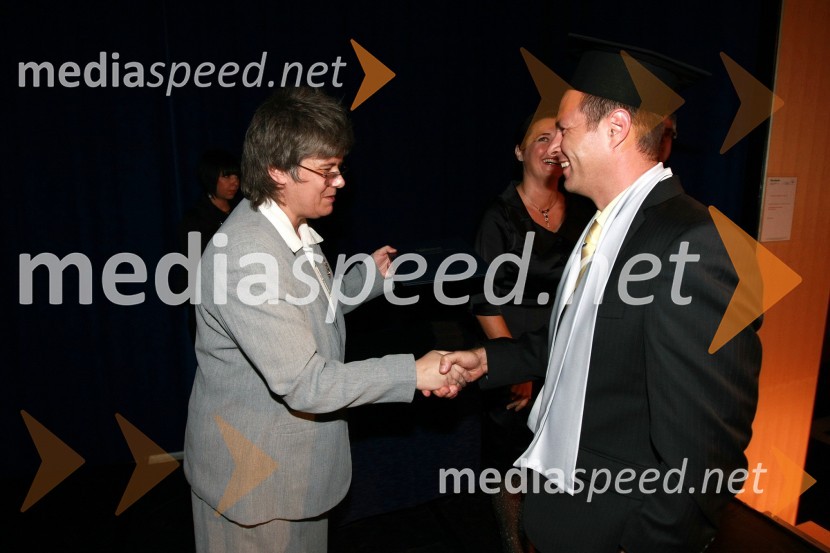 Mag. Mirjana Ivanuša-Bezjak, ravnateljica VSŠ Academia in diplomant VSŠ Academia15. obletnica poslovnega sistema Academia in svečana podelitev diplom Višje strokovne šole Academia