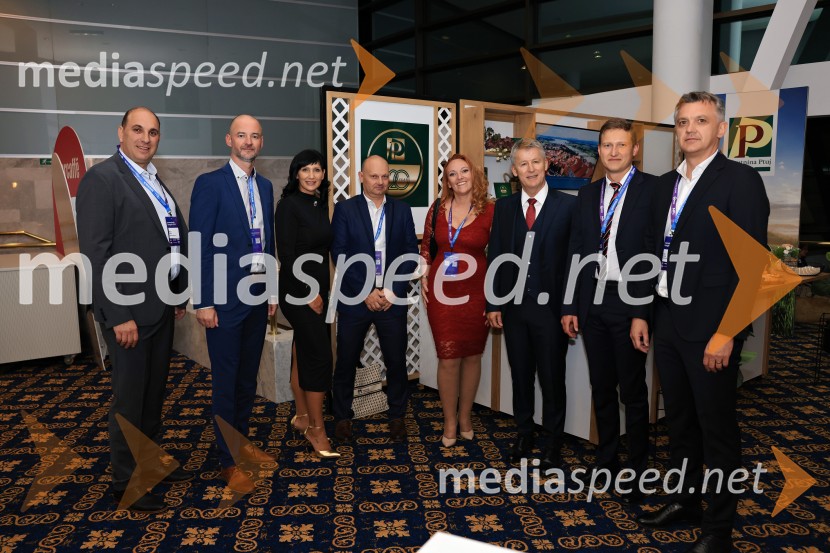  ... ;  ... ;  Karmen Pangos, poslovna direktorica, Perutnina Ptuj d.o.o.;  ... ;  Alenka Rozman, direktorica korporativnega komuniciranja, Perutnina Ptuj;  ... ;  ... ;  David Visenjak, direktor trženja, Perutnina Ptuj d. d.Managerski kongres 2025, prvi dan