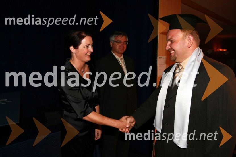 Mag. Majda Kralj, direktorica poslovnega sistema Academia in diplomant VSŠ Academia15. obletnica poslovnega sistema Academia in svečana podelitev diplom Višje strokovne šole Academia